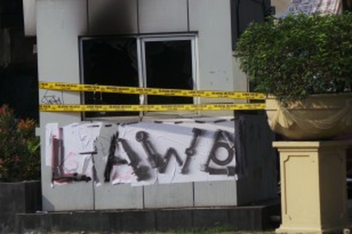 Pos polisi depan Bioskop Megaria, Menteng, Jakarta Pusat dibakar mahasiswa saat demo menolak kenaikan harga BBM. 