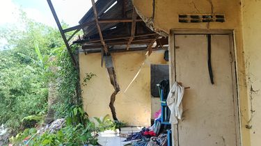 Pilu Warga Bekasi: Rumah Rusak Diterjang Longsor, Tidur Samping Kandang Ayam