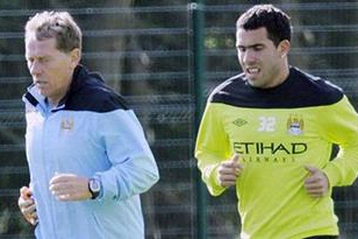 Carlos Tevez menjalani sesi latihan bersama dengan Ivan Carminati, di Carrington, Kamis (13/10/2011).