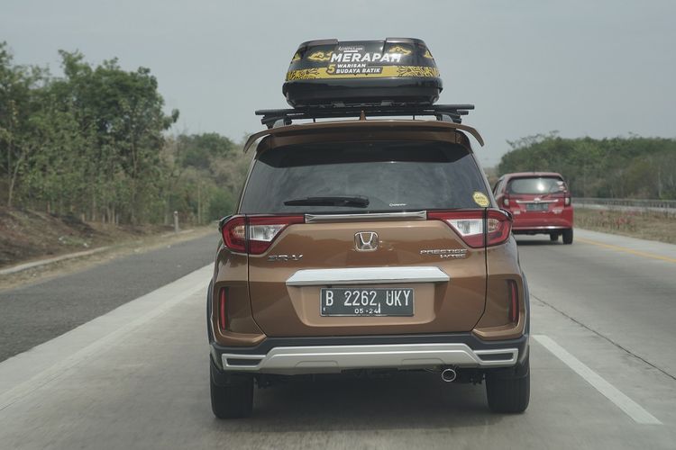 Honda BR-V saat menggunakan roof box keluaran Thule di Tol Cipali