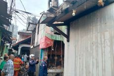 Kebakaran Melanda Toko Pakaian dan Sembako di Kebayoran Lama