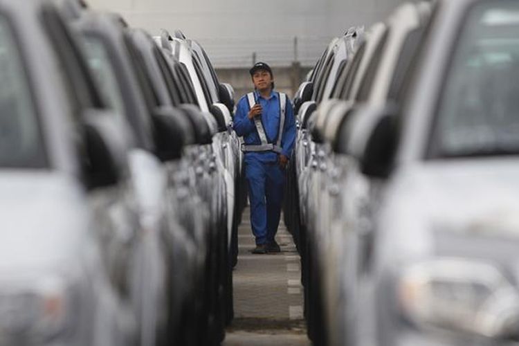 Petugas memeriksa mobil Toyota Fortuner produksi PT Toyota Motor Manufacturing Indonesia, yang akan diekspor melalui dermaga Car Terminal,  Tanjung Priok, Jakarta, Rabu (10/6/2015). Mobil-mobil ini akan diekspor ke sejumlah negara, antara lain di Timur Tengah.