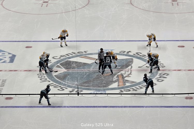 Para Sharks vs Predators bersiap untuk bertanding. Foto ini dijepret dengan zoom 10x Samsung S25 Ultra.