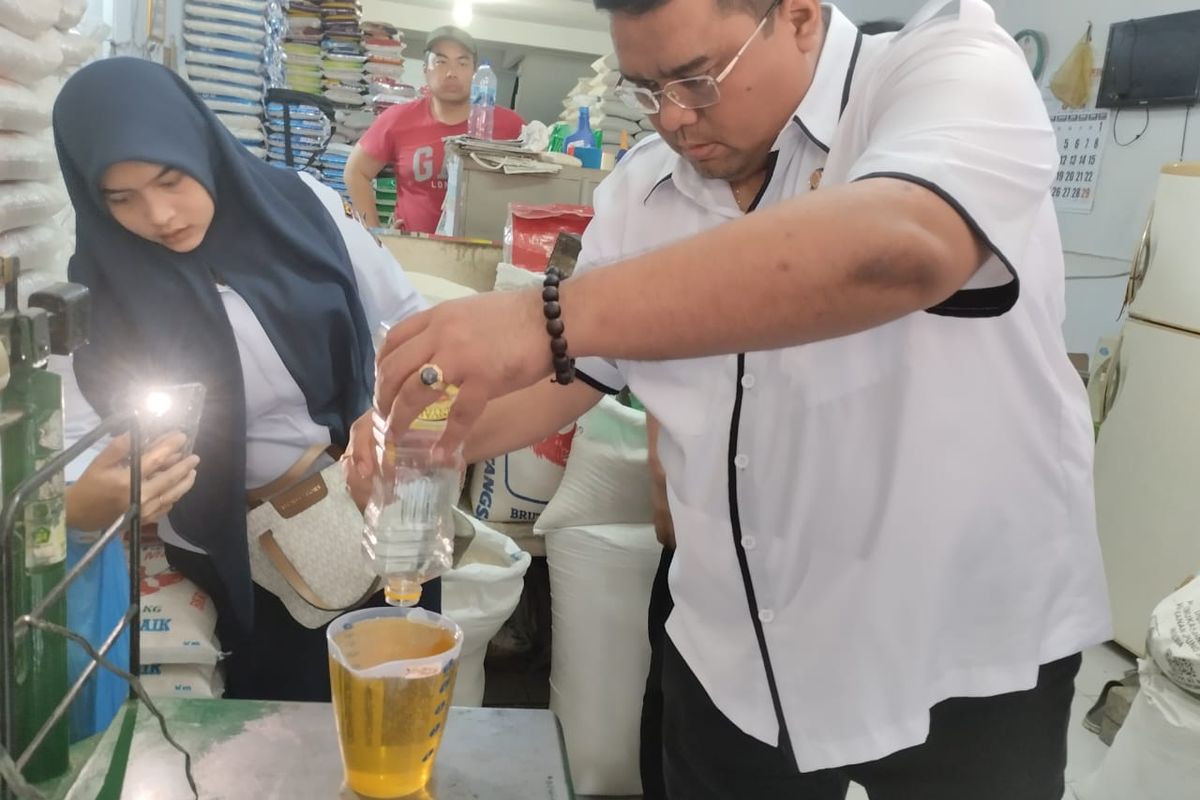 Tim Satgas Pangan saat sidak volume minyak kita di Pasar Sei Kambing, Rabu (12/3/2025).