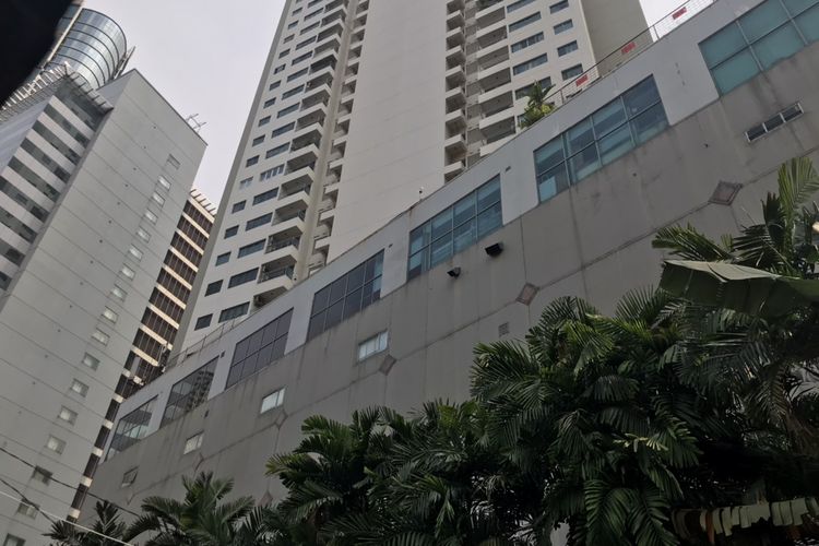 Bagian atas Apartemen Mall Ambassador dilihat dari Jalan Pedurenan Masjid, Karet Kuningan, Setiabudi, Jakarta Selatan pada Senin (22/3/2021) siang