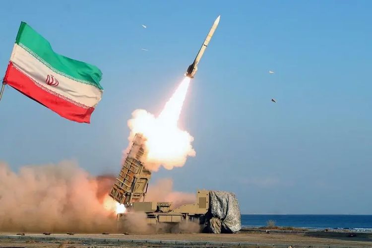 Militer Iran melesatkan rudal di dekat Selat Hormuz.
