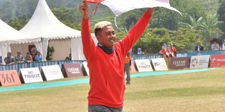 Atlet Paralayang Jafro Megawanto saat berhasil meraih emas dalam paralayang individu nomor ketepatan mendarat, di Cisarua Bogor, Jawa Barat, Kamis (23/8/2018).
