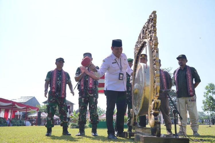 Sekda Klaten, Jajang Prihono, membuka TMMD Sengkuyung Tahap II 2024 dengan pukulan gong.