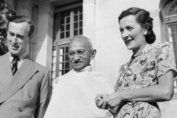 Mahatma Gandhi diapit raja muda Inggris untuk India Lord Louis Mountbatten dan istrinya, Edwina. Foto diambil pada 1947.
