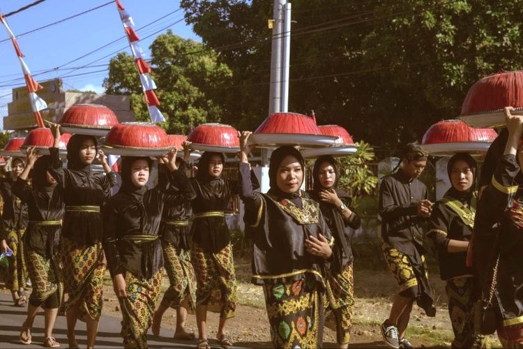 Pawai dulangan merupakan salah satu tradisi suku Sasak yang tinggal di Kecamatan Sambelia. 