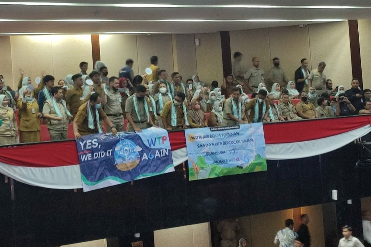 Sejumlah Aparatur Sipil Negara (ASN) sambut dengan kemeriahan setelah Badan Pemeriksa Keuangan (BPK) RI memberikan opini wajar tanpa pengecualian (WTP) atas laporan keuangan Pemerintah Provinsi (Pemprov) DKI Jakarta tahun anggaran 2022.  Kemeriahan dari para ASN terjadi saat anggota V BPK RI Ahmadi Noor Supit menyampaikan peraihan oleh Pemprov DKI dalam rapat paripurna legislatif Jakarta yang digelar Senin (29/5/2023).