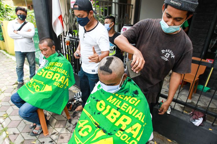 Simpatisan calon Walikota dan Wakil Walikota Solo nomor urut 1, Gibran Rakabuming Raka - Teguh Prakosa mencukur rambut usai menggunakan hak pilihnya, Rabu (9/12/2020).  Kota Solo menyelenggarakan pemilihan wali kota (Pilwakot) yang diikuti dua pasangan calon, Gibran Rakabuming Raka  Teguh Prakosa dan Bagyo Wahyono  FX Suparjo (Bajo).