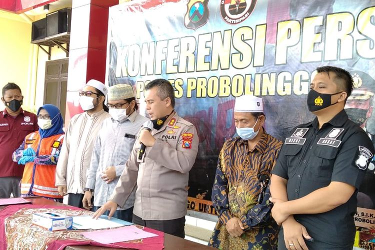 Konferensi pers terkait penyerangan terhadap seorang pengasuh Ponpes.