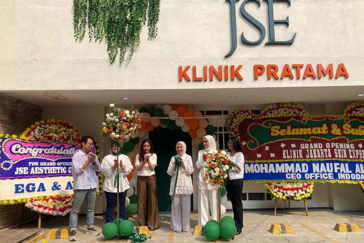 Grand opening klinik kecantikan dan gigi Jakarta Skin Express (JSE) Aesthetic di Jalan Mangga Besar IV/I, Taman Sari, Jakarta Barat, Rabu (2/7/2025).