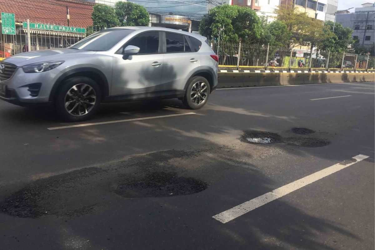 Jalan Gunung Sahari di Jakarta Pusat sepanjang 250 meter rusak dan berlubang.  Jalan rusak dan berlubang itu membuat sejumlah pengendara roda dua dan empat kesulitan melintas.  Foto diambil Selasa (29/1/2019).