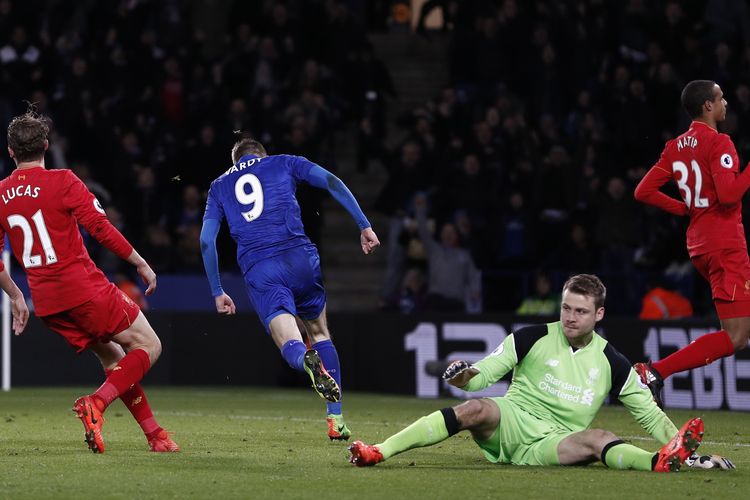 Striker Leicester City, Jamie Vardy (2 dari kiri), melakukan selebrasi setelah mencetak gol pertama timnya ke gawang Liverpool yang dikawal Simon Mignolet pada pertandingan Premier League di King Power Stadium, Leicester, Senin (27/2/2017).