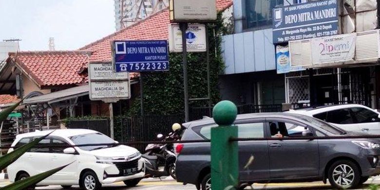 Sejumlah mobil parkir di atas trotoar Jalan Raya Margonda Kota Depok yang baru selesai direvitalisasi, Kamis (6/1/2022). 