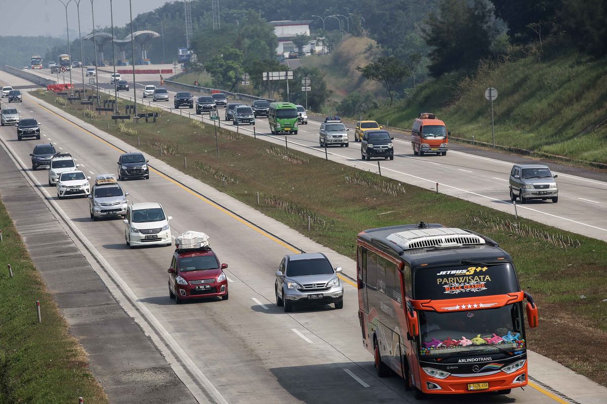 Kendaraan pemudik dari arah Jakarta melewati jalan tol jakarta-cikampek di Cikampek, Jawa Barat, Minggu (2/6/2019). Sistem satu arah atau one way mulai diterapkan di jalan tol Jakarta-Cikampek hingga tol Batang-Semarang di Jawa Tengah pada H-6 Lebaran 2019, Kamis (30/5).