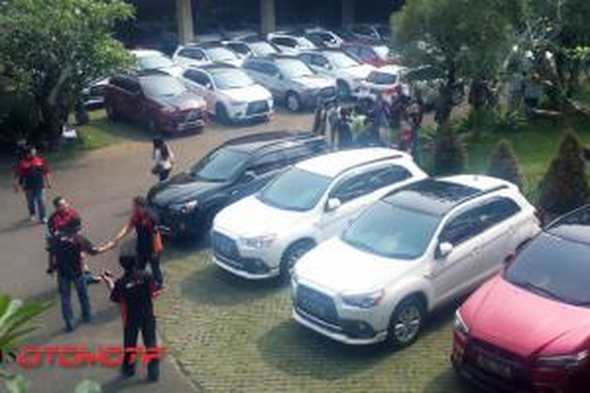 Acara ulang tahun perdana Mitsubishi Outlander Sport Indonesia (MitOSI) di Bogor, Jawa Barat, Minggu (16/3/2014), dihadiri 30 anggota. 