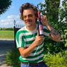 Berkumis, Penampilan Baru Harry Styles Mencuri Perhatian