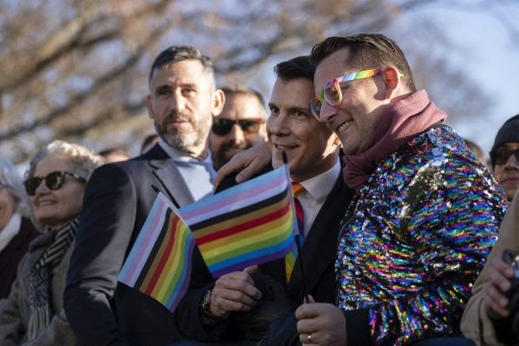 Orang-orang menghadiri upacara penandatanganan undang-undang perlindungan terhadap pernikahan sesama jenis di AS di South Lawn Gedung Putih 13 Desember 2022 di Washington, DC. Undang-Undang Penghormatan terhadap Perkawinan akan mengkodifikasi pernikahan sesama jenis dan antar ras. 