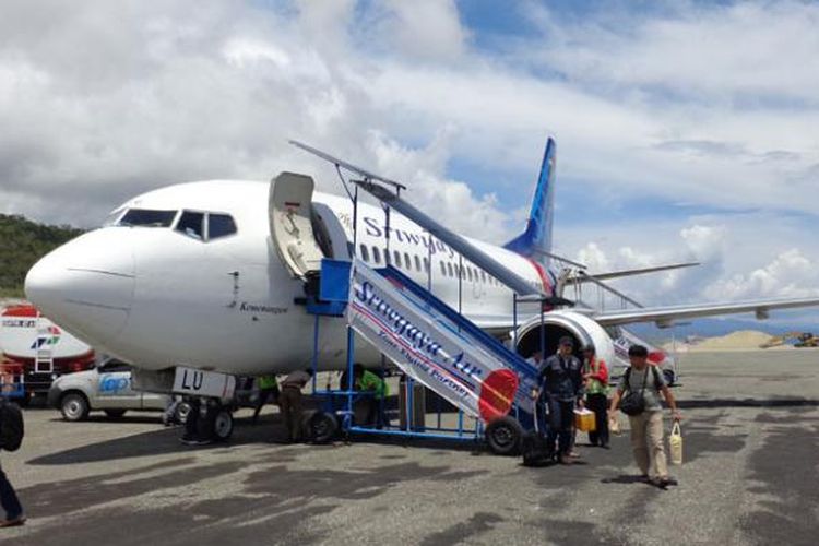 Pesawat Sriwijaya Air di Bandara Syukuran Aminuddin Amir, Luwuk, Kabupaten Banggai, Sulawesi Tengah. 