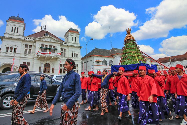 ILUSTRASI - Tradisi Grebeg Gunungan di Yogyakarta, 22 Agustus 2019.