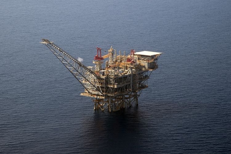 Foto udara ini memperlihatkan sebuah platform pengeboran di ladang gas Tamar milik Israel di Laut Tengah.