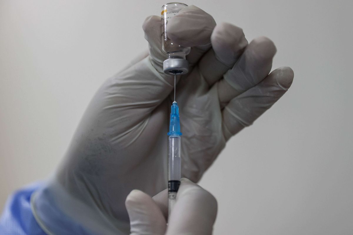 A health worker administers a Coronavac vaccine manufactured by Chinese pharmaceutical company Sinovac at Jakarta's Tambak Hospital on Friday, (15/1/2021)