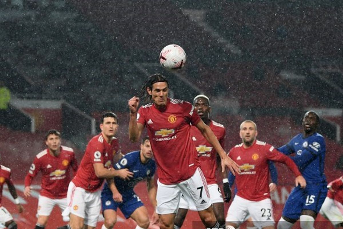 Aksi striker Manchester United Edinson Cavani pada laga Liga Inggris kontra Chelsea di Stadion Old Trafford, Sabtu (24/10/2020). 