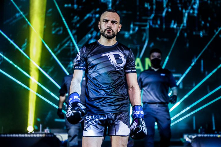 Aksi Arian Sadikovic dalam debut di di ONE Championship dalam ajang ONE: WINTER WARRIORS II