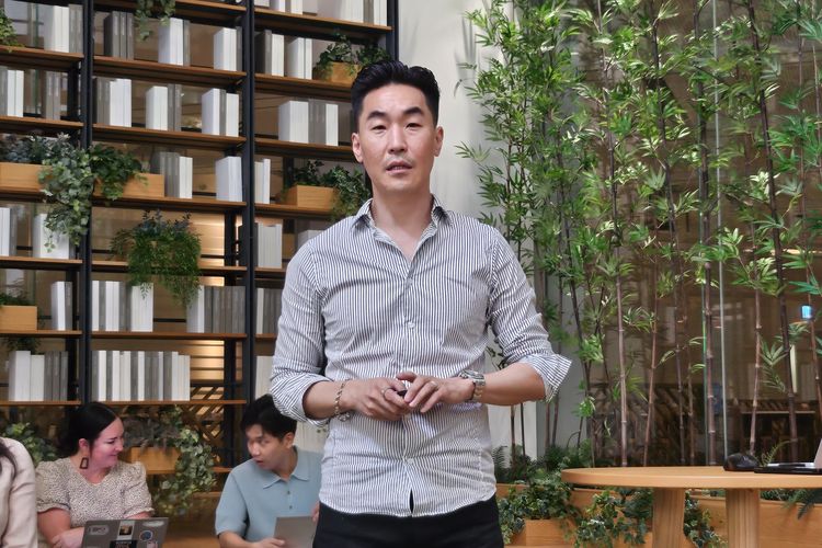 Head of Design Team, Mobile Experience Business Samsung, Hubert H. Lee yang tengah mempresentasikan desain ponsel lipat Samsung di Samsung Seoul R&D Campus, Seoul, Korea Selatan pada Kamis (27/6/2023) 