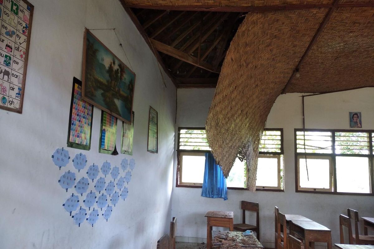 Kondisi plafon SDN 3 Sobangan, Kecamatan Mengwi, Kabupaten Badung, Provinsi Balirusak, rusak parah.