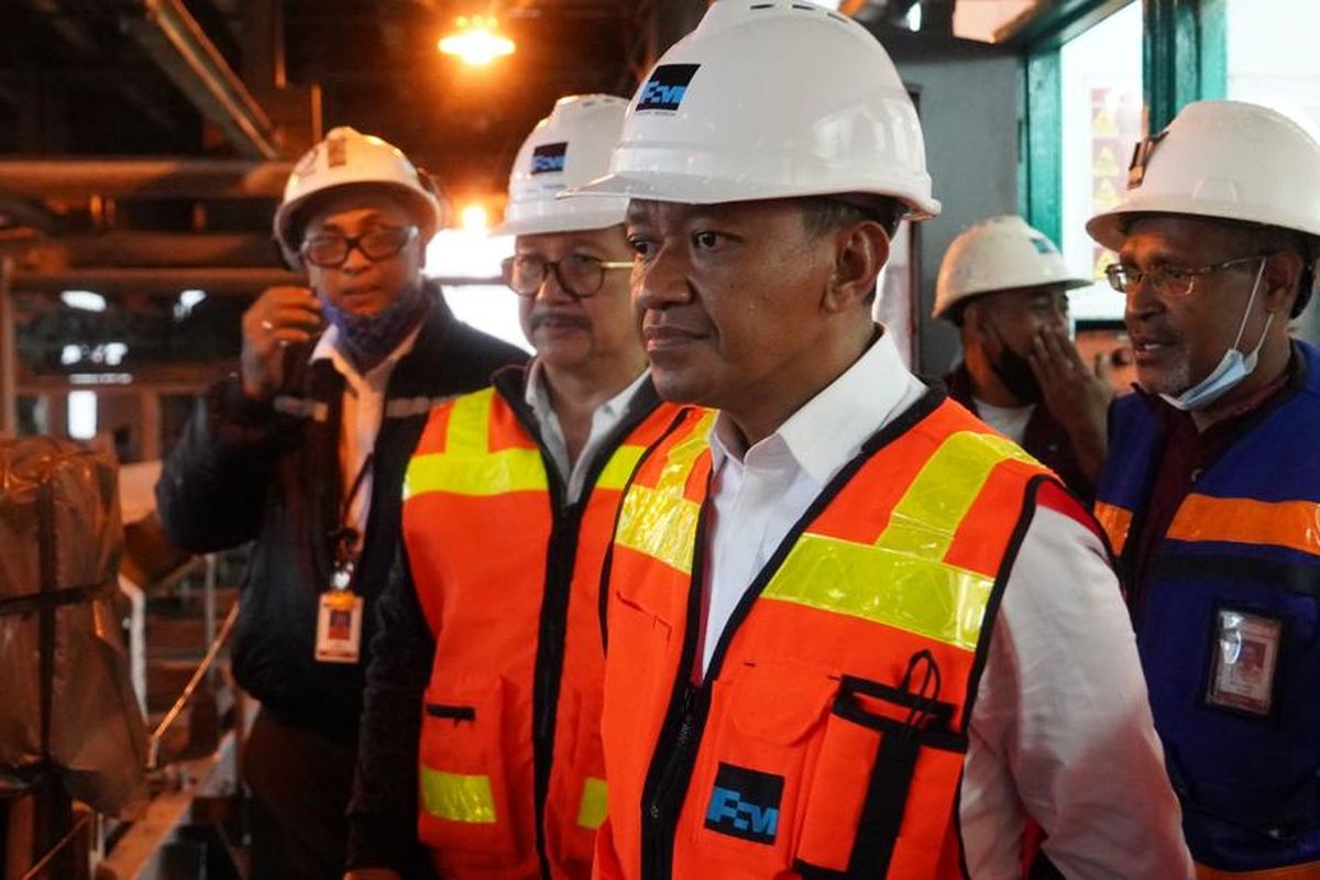 Menteri Investasi/Kepala BKPM Bahlil Lahadalia melepas kapal yang mengangkut konsentrat tembaga PT Freeport Indonesia di Kawasan Pelabuhan Amamapare, Senin (15/8/2022).