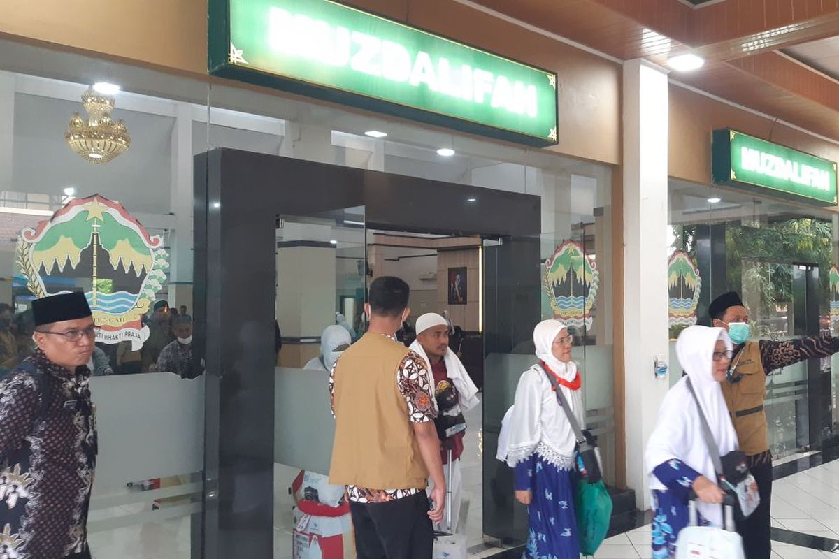 Jemaah haji keluar dari Gedung Muzdalifah Asrama Haji Donohudan sesuai mengikuti prosesi pemulangan ke daerah asal, Jumat (13/6/2025).