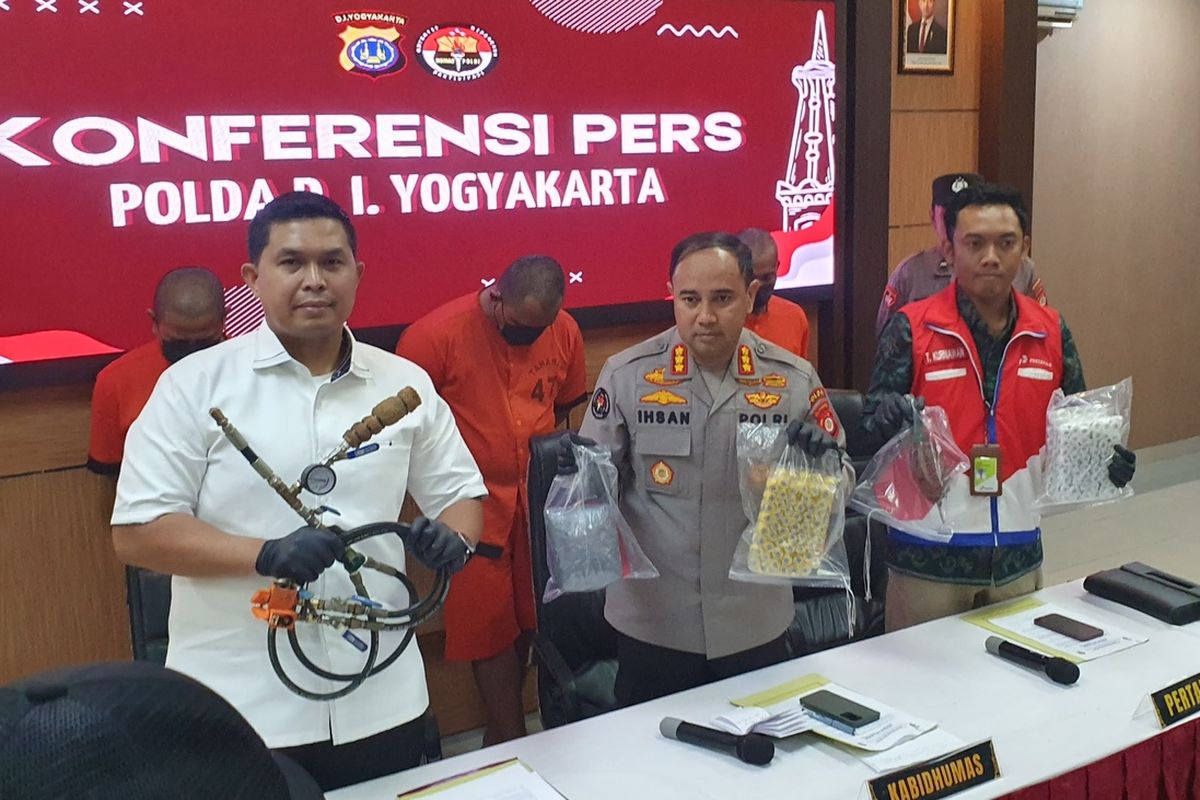 Kasubdit IV Ditreskrimsus Polda DIY AKBP Haris Munandar Hasyim (baju putih) dan Kabid Humas Polda DIY Kombes Pol Ihsan serta Area Manager Comm, Rel & CSR Pertamina Jateng DIY Pertamina Patra Niaga, Taufiq Kurniawan saat menunjukan barang bukti yang berhasil diamankan dalam kasus penyalahgunaan LPG bersubsidi.