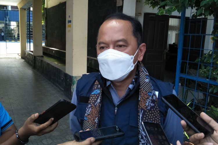 Juru Bicara Tugas Penanganan Covid-19 di Kota Depok Dadang Wihana saat meninjau di SMPN 1 Depok, Jumat (28/1/2022). (KOMPAS.com/M Chaerul Halim)