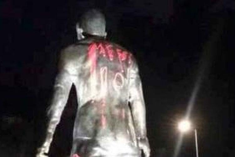 Oknum tak bertanggung jawab melakukan aksi vandalisme terhadap patung Cristiano Ronaldo di Fuchal, Pulau Madeira, Portugal, Selasa (12/1/2016). 