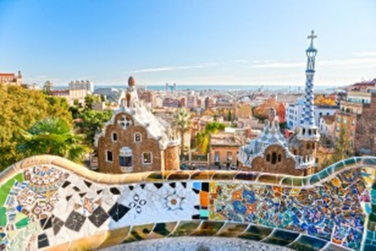 Spanyol memberlakukan ijin tinggal sementara selama dua tahun kepada invetor asing yang membeli properti seharga minimal 500.000 Euro.