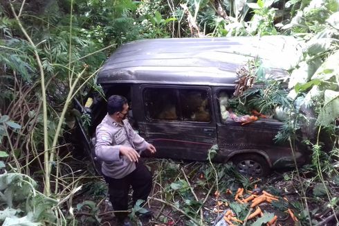 Mobil Sayur Rem Blong Masuk Jurang, Pasutri yang Jadi Korban Panjat Tebing 25 Meter Cari Pertolongan
