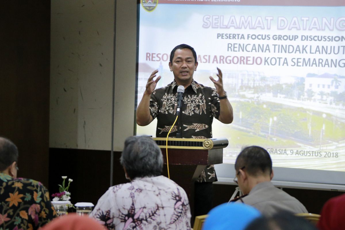 Wali Kota Semarang, Hendrar Prihadi saat melakukan diskusi terkait rencana resosialisasi penutupan Lokalisasi Sunan Kuning Argorejo di Hotel Grasia, Semarang, Jawa Tengah, Kamis (9/8/2018).