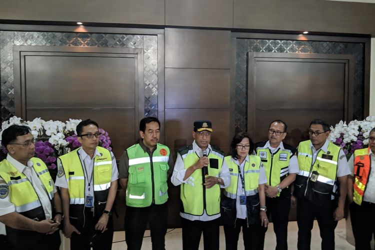 Menteri Perhubungan Budi Karya Sumadi (mengenakan topi) saat mengecek persiapan Natal dan Tahun Baru 2020 di Otoritas Bandara Soekarno-Hatta, Rabu (11/12/2019)