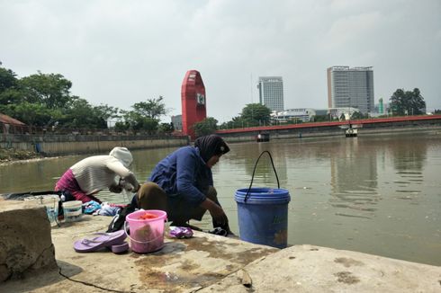 Warga Babakan Mencuci di Air Keruh Sungai Cisadane