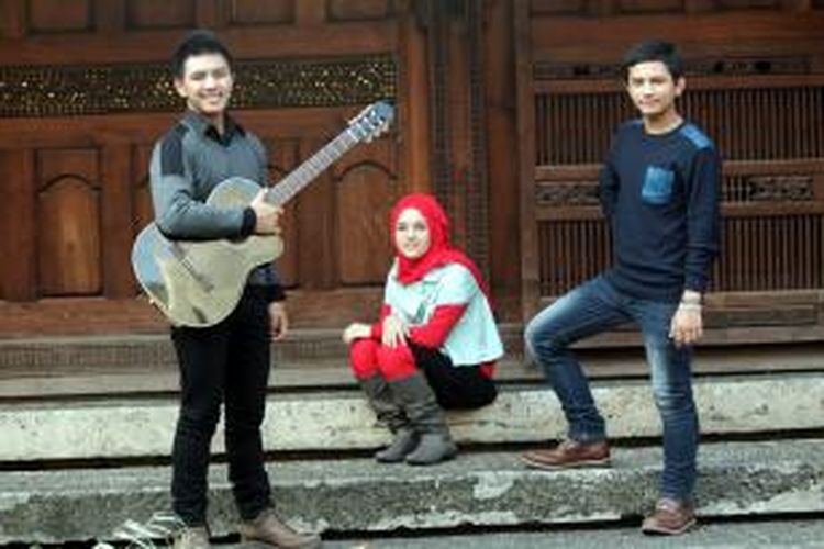 Boon, band yang terdiri dari gitaris Zaki, vokalis Bella, dan drummer Fiqar (dari kiri ke kanan), berfoto di Bentara Budaya Jakarta, Palmerah Selatan, Selasa (3/6/2014). Grup ini telah menelurkan satu album, Andai Waktu, dengan single-nya Andai Waktu Memanggil. 
