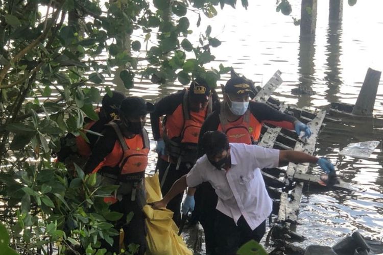 Petugas SAR dan Kepolisian mengevakuasi mayat guru SMAN 9 Kendari yang hilang di Teluk Kendari saat memasang pukat ikan di perairan tersebut. ( Foto dokumentasi SAR Kendari)