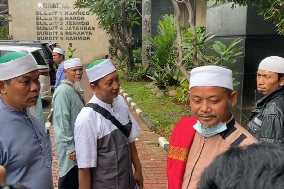 Sejumlah simpatisan kelompok Khilafatul Muslimin berdatangan ke Polda Metro Jaya, Selasa (7/6/2022).