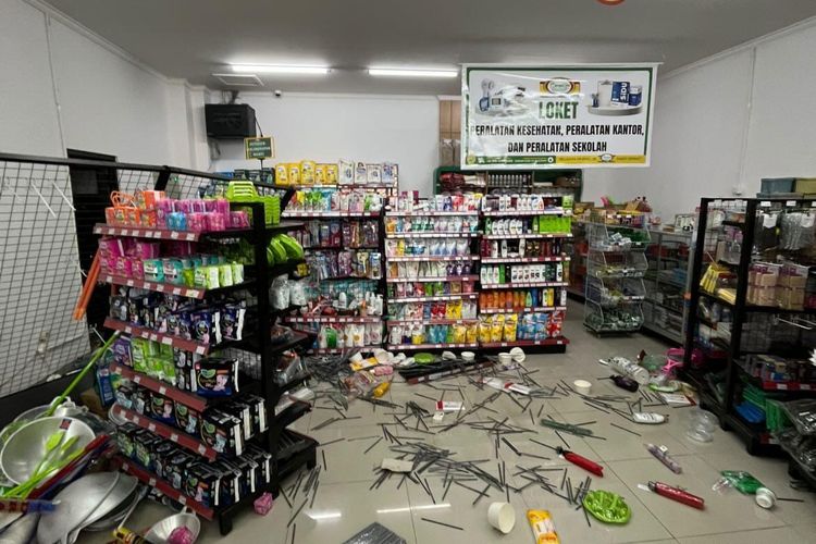 Kejar Perempuan, Sapi Kurban di Bogor Mengamuk di Dalam Minimarket