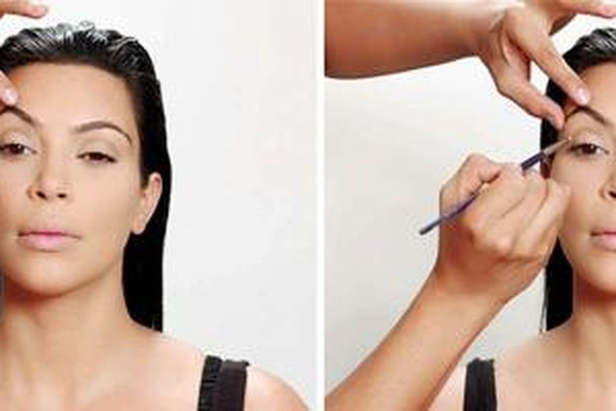 Cuplikan video tutorial Kim Kardashian sedang memberikan teori make up