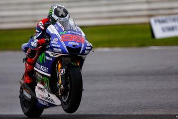 Pebalap Movistar Yamaha asal Spanyol, Jorge Lorenzo, memacu motornya di Sirkuit Motorland pada balapan GP Aragon, Minggu (28/9/2014).