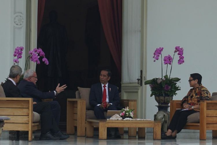 Presiden Joko Widodo menerima kunjungan Menteri Luar Negeri Palestina Riad Malki di Istana Merdeka, Jakarta, Senin (15/10/2018).   Presiden Jokowi dalam pertemuan tersebut didampingi oleh Menteri Luar Negeri RI Retno Marsudi.  Sementara Menteri Luar Negeri Palestina Riad Malki didampingi oleh Duta Besar Palestina untuk Indonesia Zuhair Al Sun.